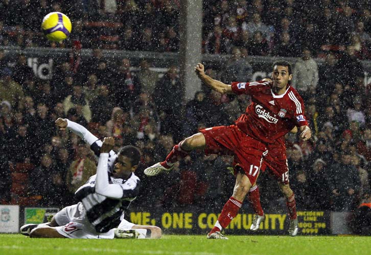 Listopad 2008 Arbeloa Liverpool WBA