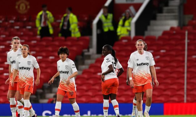 Drużyna kobiet pokonana na Old Trafford [SKRÓT]