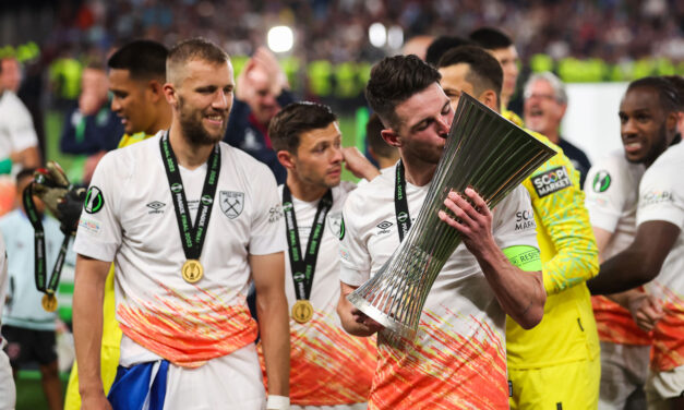 Młoty podnoszą trofeum UEFA Europa Conference League