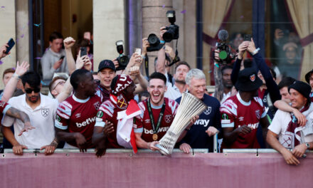 Dziesiątki tysięcy kibiców WHU wyszło na ulice wschodniego Londynu, aby powitać zwycięzców Ligi Konferencyjnej UEFA