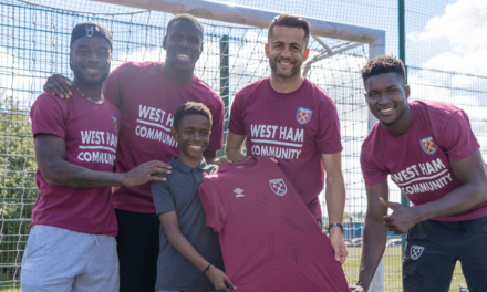 Gwiazdy West Hamu United objęły rolę trenerów, podczas sesji Healthy Hammers