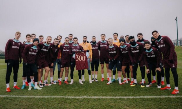 Cresswell po przekroczeniu 300 meczów, otrzymuje nagrodę Premier League